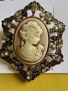 Vintage-Style Gold Cameo Brooch with Ivory Profile